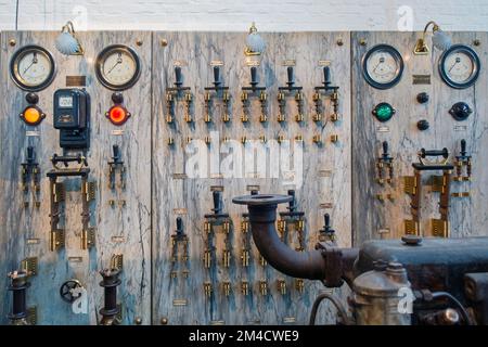 20. Jahrhundert elektrische Schalttafel mit Schaltern, Messgeräten und m auf Marmor Panel an MIAT/Industriemuseum, Gent, Ostflandern, Belgien Stockfoto