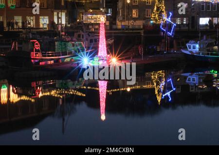 Padstow Harbour weihnachtsbeleuchtung im Dezember 2022 Stockfoto