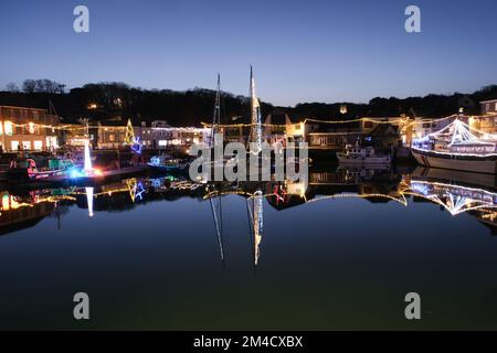 Padstow Harbour weihnachtsbeleuchtung im Dezember 2022 Stockfoto