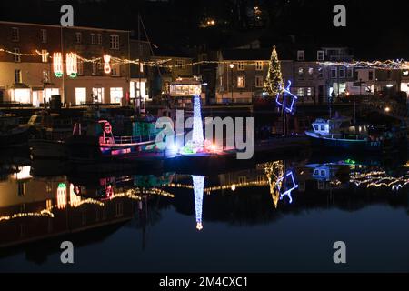 Padstow Harbour weihnachtsbeleuchtung im Dezember 2022 Stockfoto