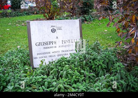 Dezember 15. 2022, Mailand, Italien: Die Grabsteine auf der Piazza Fontana zum Gedenken an den Anarchisten Giuseppe Pinelli, der beim Sturz aus dem Fenster des Mi starb Stockfoto