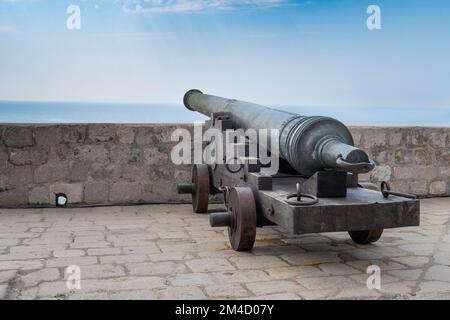 Eine alte Kanone auf der ummauerten Stadt Dubrovnik in Kroatien, Europa Stockfoto