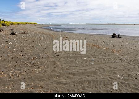 Caleta la Barra – der Punkt, an dem der Fluss Tolten in den pazifischen Ozean fließt, in Araucania, Chile Stockfoto