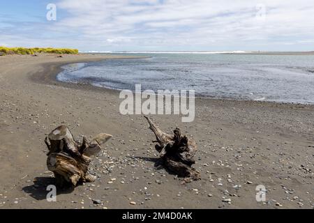 Caleta la Barra – der Punkt, an dem der Fluss Tolten in den pazifischen Ozean fließt, in Araucania, Chile Stockfoto