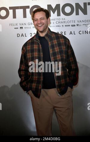 Rom, Italien. 19.. Dezember 2022. Alessandro Borghi nimmt am 19. Dezember 2022 im italienischen Space Moderno Cinema am „Le Otto Montagne Photocall“ Teil. Kredit: dpa/Alamy Live News Stockfoto