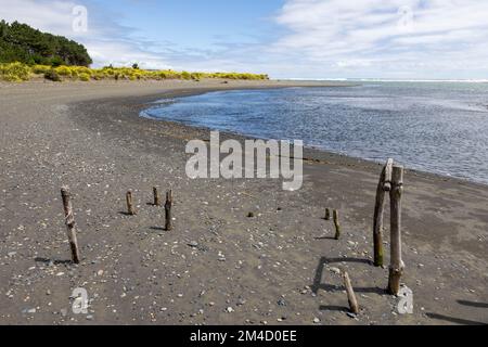 Caleta la Barra – der Punkt, an dem der Fluss Tolten in den pazifischen Ozean fließt, in Araucania, Chile Stockfoto