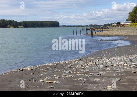 Caleta la Barra – der Punkt, an dem der Fluss Tolten in den pazifischen Ozean fließt, in Araucania, Chile Stockfoto