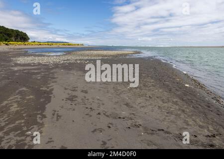 Caleta la Barra – der Punkt, an dem der Fluss Tolten in den pazifischen Ozean fließt, in Araucania, Chile Stockfoto