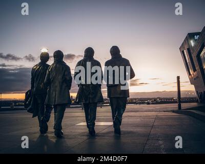 The Beatles Pier Head von hinten mit Sonnenuntergang in Liverpool. Stockfoto