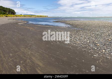 Caleta la Barra – der Punkt, an dem der Fluss Tolten in den pazifischen Ozean fließt, in Araucania, Chile Stockfoto