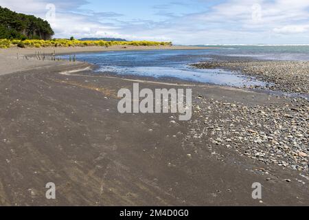 Caleta la Barra – der Punkt, an dem der Fluss Tolten in den pazifischen Ozean fließt, in Araucania, Chile Stockfoto