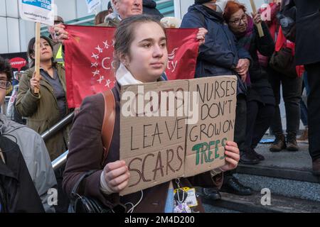 London, Großbritannien. 20. Dezember 2022. Krankenschwestern andere NHS-Mitarbeiter, Wahlkämpfer und Unterstützer halten eine Kundgebung vor dem University College Hospital und marschieren dann zur Downing Street und fordern die Regierung, faire Bezahlung für Krankenschwestern auszuhandeln und bessere Sicherheit für Patienten zu bieten. Sie sagen, dass die Regierung aufhören sollte, den NHS herunterzureißen und zu privatisieren, und stattdessen einen gut besetzten und mit Ressourcen ausgestatteten Gesundheitsdienst wiederherstellen sollte. Peter Marshall/Alamy Live News Stockfoto