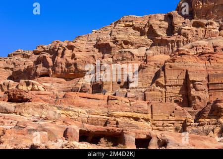 Fassaden Straßenhöhlen in der antiken Stadt Petra, Jordan Petra, berühmte historische und archäologische Stätte Stockfoto