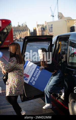 London, Großbritannien. 20.. Dezember 2022. NHS Nurses Strike, St Thomas Hospital London UK Credit: Ian Davidson/Alamy Live News Stockfoto