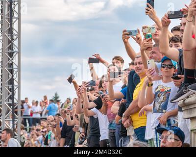 Bukarest, Rumänien - September 2022: Menschenmenge, die auf einem Festival oder einer Sportveranstaltung Fotos und Fotos mit Smartphones macht Stockfoto