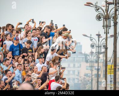 Bukarest, Rumänien - September 2022: Menschenmenge, die auf einem Festival oder einer Sportveranstaltung Fotos und Fotos mit Smartphones macht Stockfoto