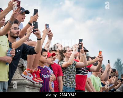 Bukarest, Rumänien - September 2022: Menschenmenge, die auf einem Festival oder einer Sportveranstaltung Fotos und Fotos mit Smartphones macht Stockfoto