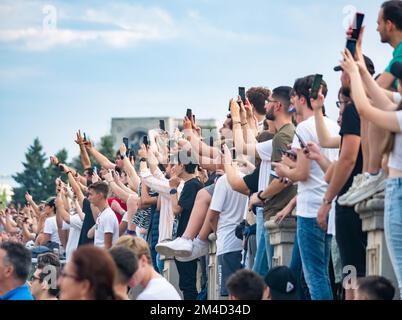 Bukarest, Rumänien - September 2022: Menschenmenge, die auf einem Festival oder einer Sportveranstaltung Fotos und Fotos mit Smartphones macht Stockfoto