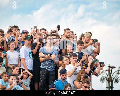 Bukarest, Rumänien - September 2022: Menschenmenge, die auf einem Festival oder einer Sportveranstaltung Fotos und Fotos mit Smartphones macht Stockfoto