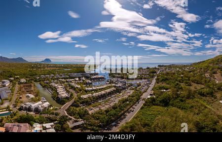 Südküsten-Yachthafen auf Mauritius Insel, Trois Bras Stadt. Der andere Name ist La Balise Marina. Dieser luxuriöse Hafen und die Villen befinden sich in der Flussmündung des Noire. Stockfoto