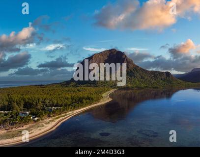 Südküste der Insel Mauritius. Le morne brabant Berg und geschwungene Küste mit weißem Sand. Stockfoto