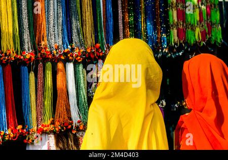 2 Rajasthani-Damen auf der Suche nach Material auf dem Markt. Jaisalmer Rajasthan Indien Asien Stockfoto