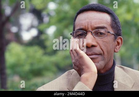 Nahaufnahme eines älteren afroamerikanischen Mannes mit Brille, die ernst aussieht Stockfoto
