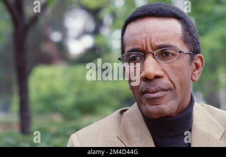 Nahaufnahme eines älteren afroamerikanischen Mannes mit Brille, die ernst aussieht Stockfoto
