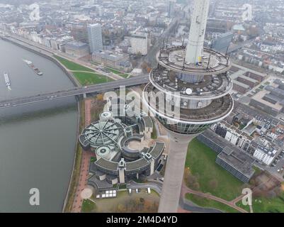 Düsseldorf, 11. Dezember 2022, Deutschland. Blick auf die Düsseldorfer Skyline, den rhein, die Rheinknie-Brücke, den Rheinturm Stockfoto