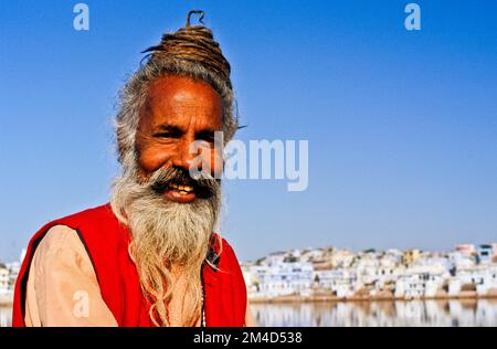 Sadhu, heiliger Mann, lebt am See von Brahma in Puschkar. Pushkar, Indien Stockfoto