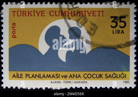 ISTANBUL, TÜRKEI - 26. DEZEMBER 2020: Türkischer Stempel zeigt Familienplanung und Mutter-Kind-Gesundheit um 1983 Stockfoto
