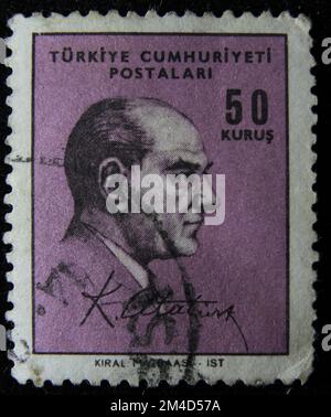ISTANBUL, TÜRKEI - 26. DEZEMBER 2020: Türkischer Stempel zeigt Kemal Atatürk um 1965 Stockfoto