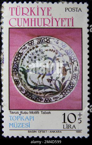 ISTANBUL, TÜRKEI - 26. DEZEMBER 2020: Türkischer Stempel zeigt Iznik-Schild um 1985 Stockfoto