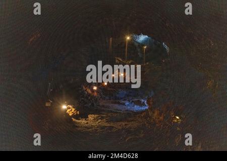 Erkunden Sie eine vulkanische Höhle im Volcanic Caves Park am Fuße des Vulkans Villarrica in Pucon, Chile Stockfoto