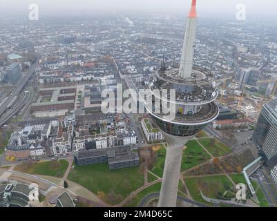 Düsseldorf, 11. Dezember 2022, Deutschland. Blick auf die Düsseldorfer Skyline, den rhein, die Rheinknie-Brücke, den Rheinturm Stockfoto