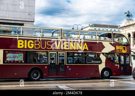 Wien, Österreich - 14. Oktober 2022: Tourbus mit Touristen in Innere Stadt, Wien, Österreich Stockfoto