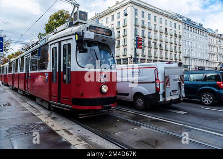 Wien, Österreich - 14. Oktober 2022: Alte Straßenbahn im Wiener Ring, Wien, Österreich Stockfoto