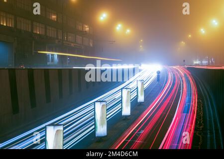 Lichtspuren von fahrenden Autos in der Stadt Stockfoto