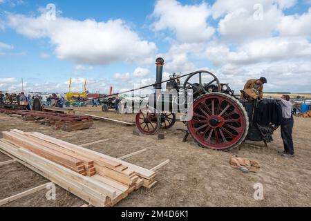 Tarrant Hinton.Dorset.United Kingdom.August 25. 2022.Ein 1920 Ruston und Hornsby Mehrzweck-Antriebsmotor namens Oliver betreibt ein kreisförmiges Stockfoto