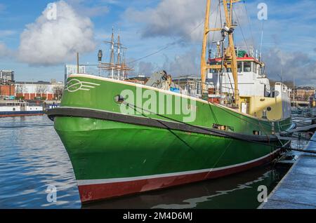 Biene, ein grün gefärbtes Boot, liegt im schwimmenden Hafen von Bristil im West Country an einem hellen und sonnigen Tag. Stockfoto