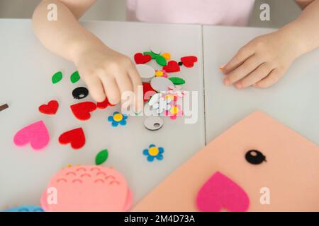 Ein Bloggermädchen macht ein Filzhandwerk zum Valentinstag in Form eines Herzens. Das Konzept der Kinder Kreativität und handgefertigt. Stockfoto