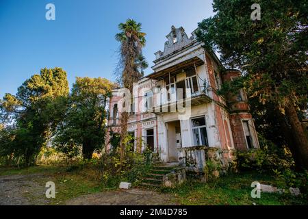 Alte verlassene Villa. Ehemaliger General Pomorsky Mansion Tsikhisdziri, Adjara, Georgia Stockfoto