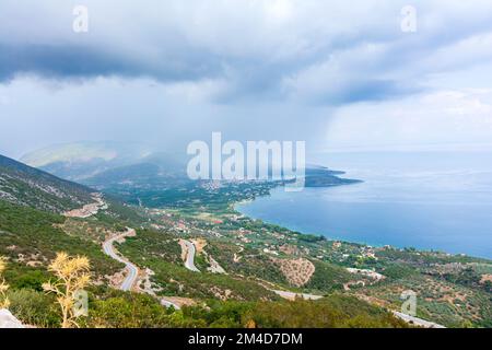 Panoramablick auf den Saronischen Golf und die Stadt Palaia Epidavros auf der Halbinsel Peloponnes in Griechenland. Stockfoto