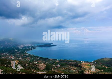 Panoramablick auf den Saronischen Golf und die Stadt Palaia Epidavros auf der Halbinsel Peloponnes in Griechenland. Stockfoto