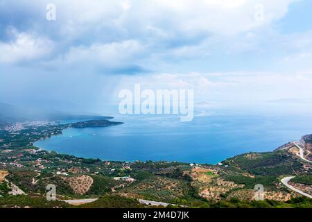 Panoramablick auf den Saronischen Golf und die Stadt Palaia Epidavros auf der Halbinsel Peloponnes in Griechenland. Stockfoto