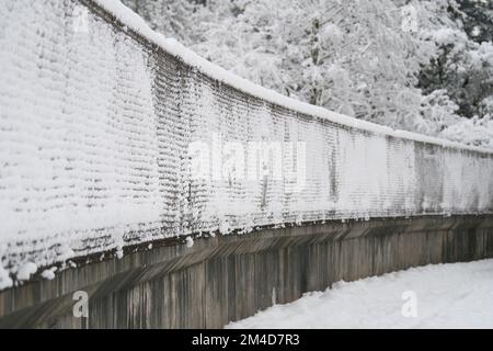 Schneebedeckter Zaun des Cleveland Dam im Capilano River Regional Park in North Vancouver, British Columbia, Kanada Stockfoto