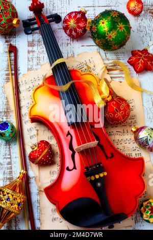 Barocke Violine Und Hübsche Weihnachtsschmuck Stockfoto