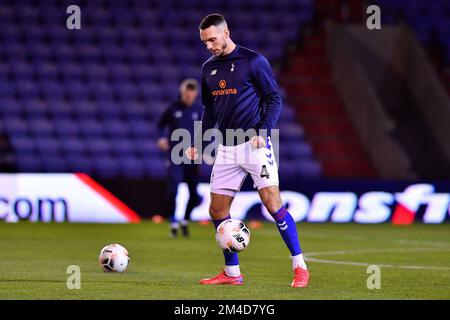 Liam Hogan (Kapitän) von Oldham Athletic erwärmt sich vor dem Isuzu FA Trophäenspiel zwischen Oldham Athletic und Peterborough Sports im Boundary Park, Oldham, am Dienstag, den 20.. Dezember 2022. (Kredit: Eddie Garvey | MI News) Kredit: MI News & Sport /Alamy Live News Stockfoto