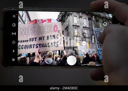 London, Großbritannien. 20.. Dezember 2022. Ein kleiner marsch von NHS-Krankenschwestern in der Downing Street, als Teil des NHS-Krankenpflegestreits: Ian Davidson/Alamy Live News Stockfoto