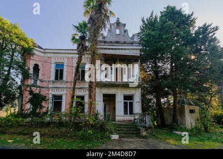 Alte verlassene Villa. Ehemaliger General Pomorsky Mansion Tsikhisdziri, Adjara, Georgia. Stockfoto